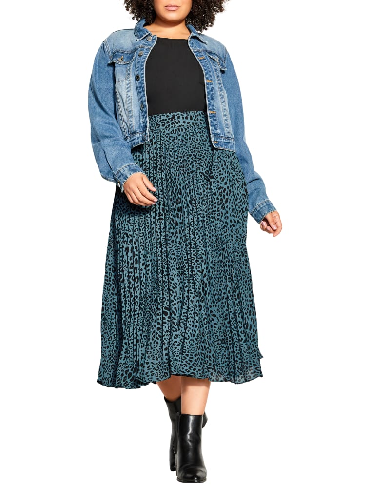 Front of a model wearing a size XXS JKT RYLEE in Light Wash by City Chic. | dia_product_style_image_id:265974